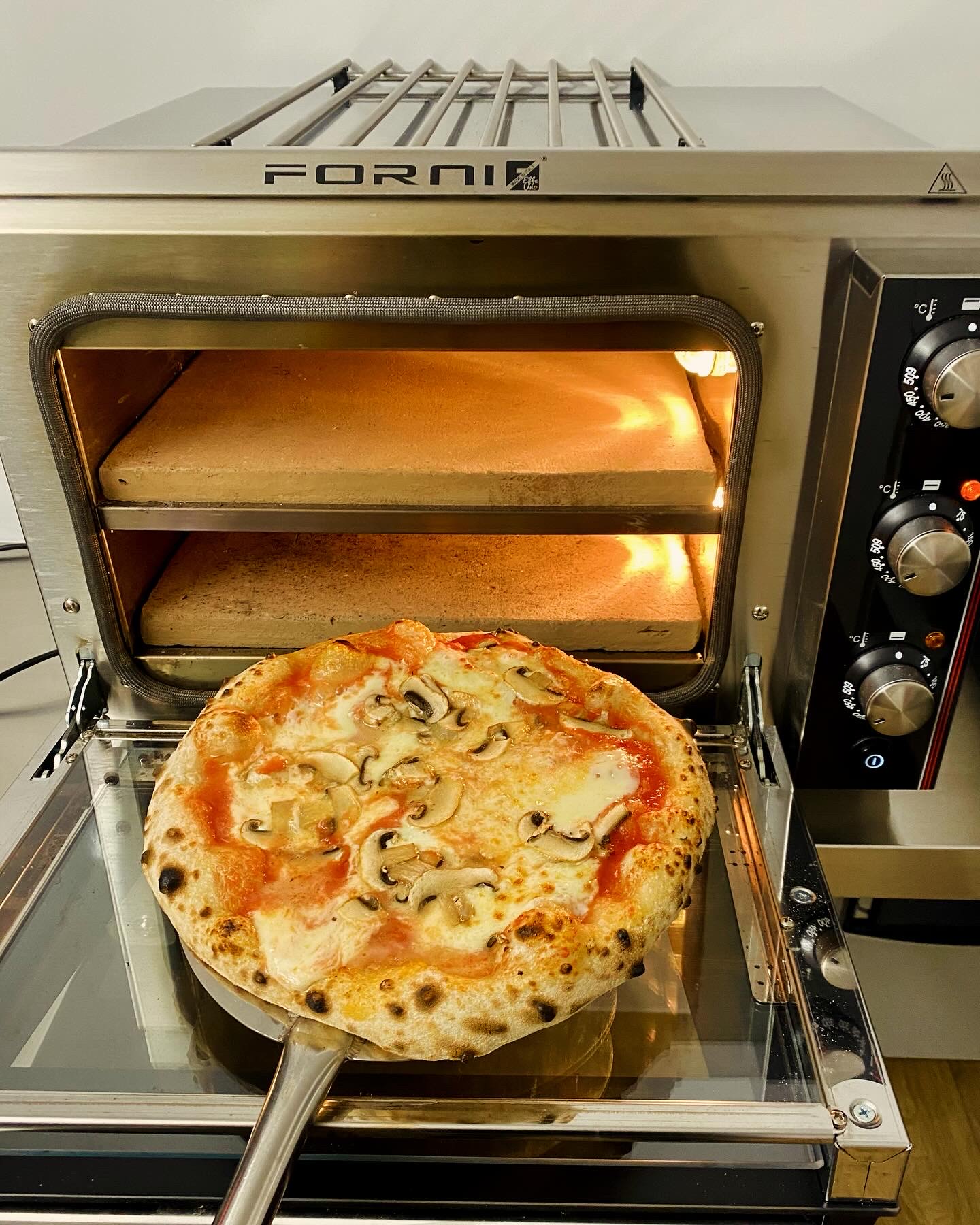 Heiße Einblicke! Frischer geht es nicht! Aus dem Ofen in die Hand !