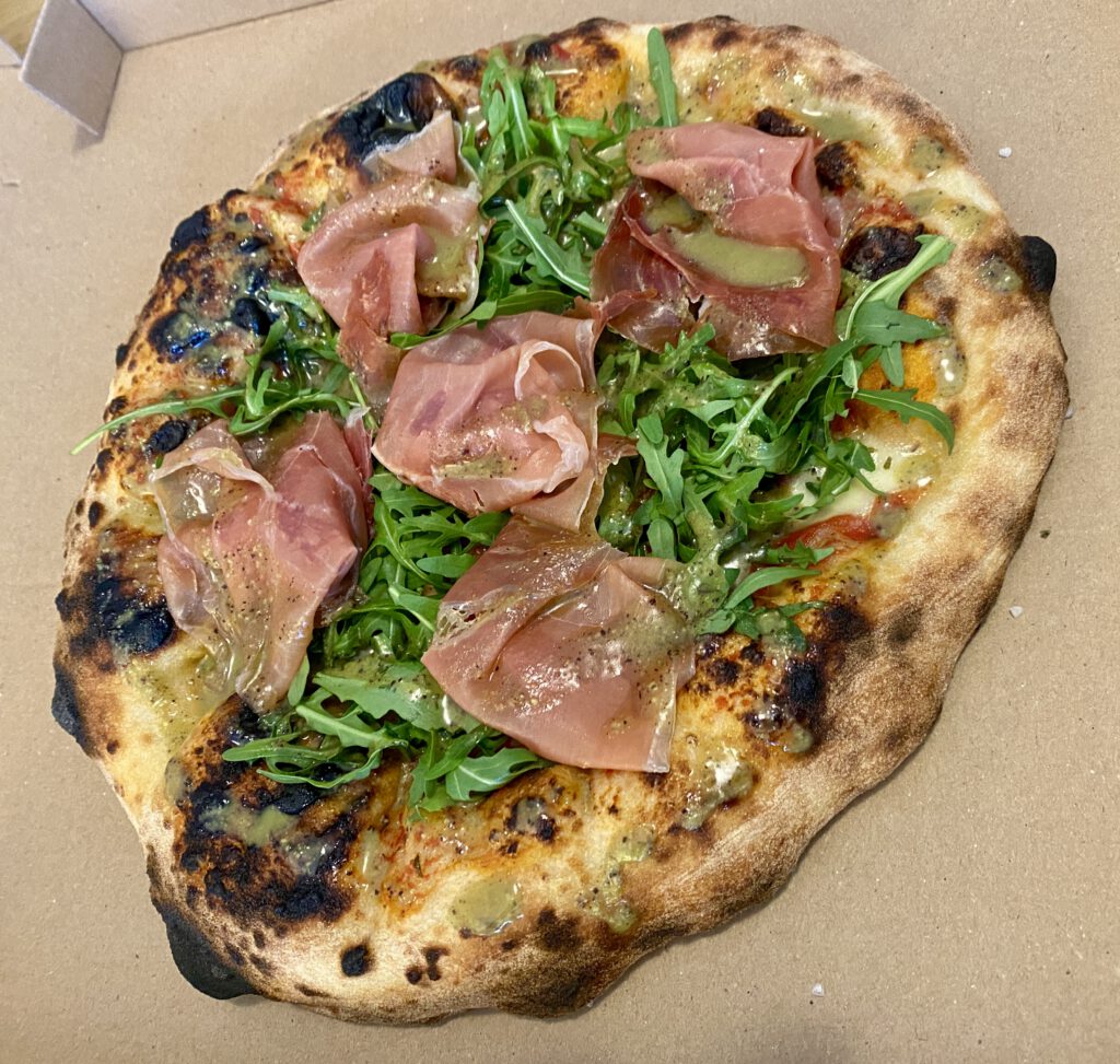 Frisch gebackene neapolitanische Pizza aus dem Ofen.